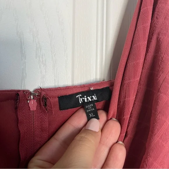 Elegant Red Sleeveless Dress - Picture 3 of 5